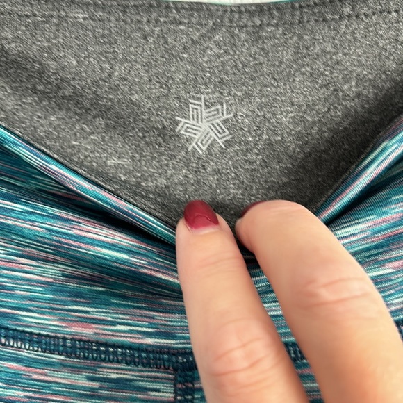 REVERSIBLE CAPRI LENGTH YOGA PANTS-Size Large - Picture 2 of 6